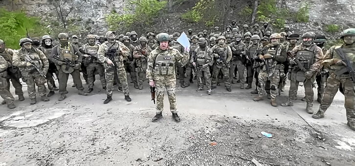 Yevgeny Prigozhin, Wagnerreko mertzenarioen aurrean zutik, bideo bateko irudian.