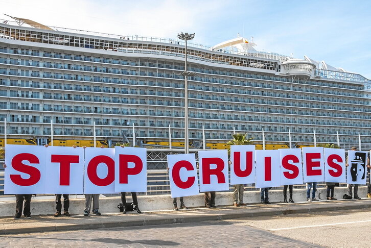Movilización de Stop Creuers contra los cruceros en el puerto de Barcelona.