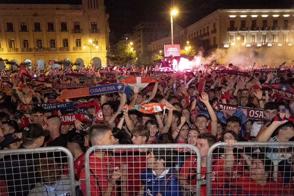 Miles de aficionados se concentraron en la Plaza de Castillo para presenciar el partido.
