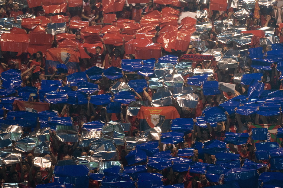 Banderas de Osasuna entre carteles que formaban el tifo rojillo.