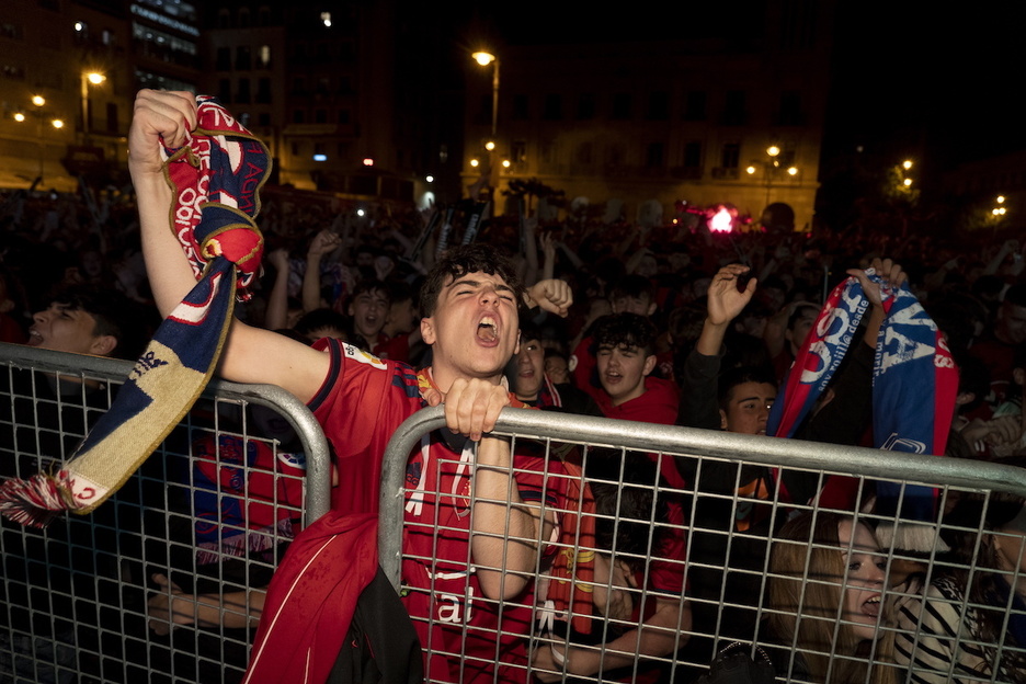 Los aficionados rojillos de la Plaza del Castillo celebran el gol del empate, obra de Torró.