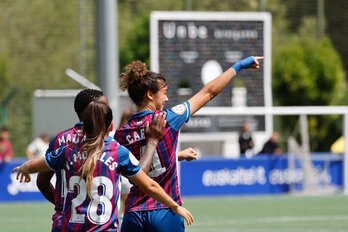Carla Andrés celebra el gol que abría el marcador en Unbe.