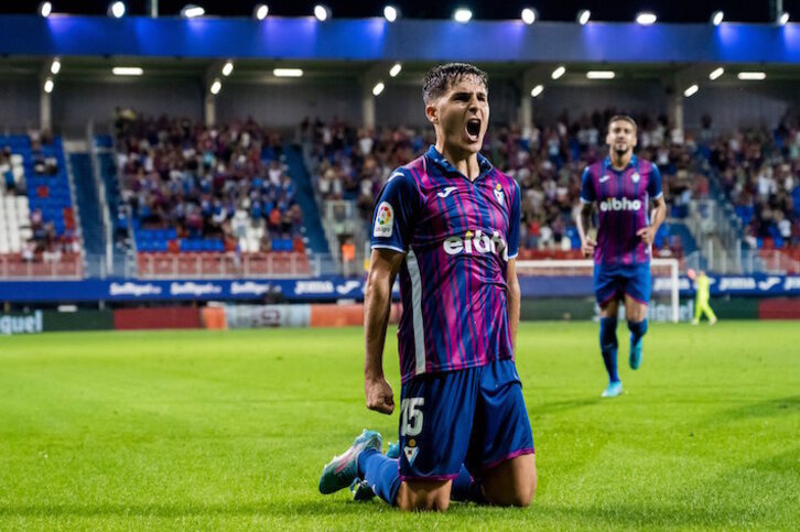 Tejero celebra el gol que dio el empate a los azulgranas ante el Zaragoza, en su último partido en Ipurua.