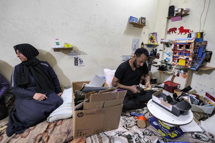 Islam y Mohamed Abu Taima fabrican juguetes de cartón para vender en Gaza.