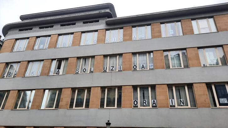 Carteles en las ventanas del Conservatorio de Donostia. 