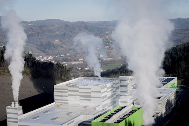 Las chimeneas de la Incineradora de Zubieta, en funcionamiento.