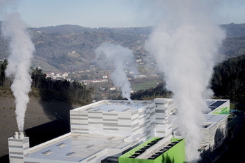Las chimeneas de la Incineradora de Zubieta, en funcionamiento.