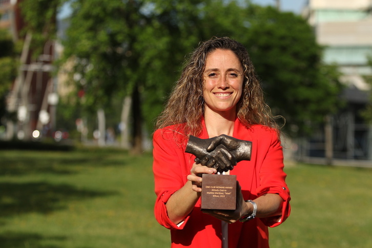 Matilde Martínez, con el premio “One Club Woman” del Athletic.