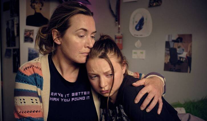Kate Winslet y su hija en la vida real, Mia Threapleton, en una escena de 'I' Am'.