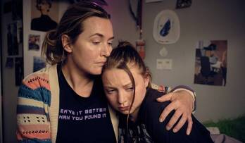 Kate Winslet y su hija en la vida real, Mia Threapleton, en una escena de 'I' Am'.