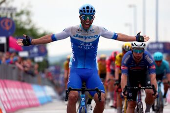 Michael Matthews celebra su tercera victoria en el Giro.