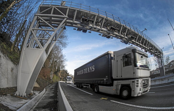 Un camión circula por la N-I a su paso por Andoain.