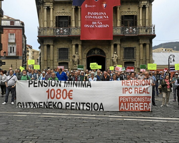 Concentración de pensionistas celebrada ayer en Iruñea.