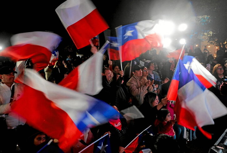 Seguidores de la ultraderecha celebran el resultado ante la sede del Partido Republicano.