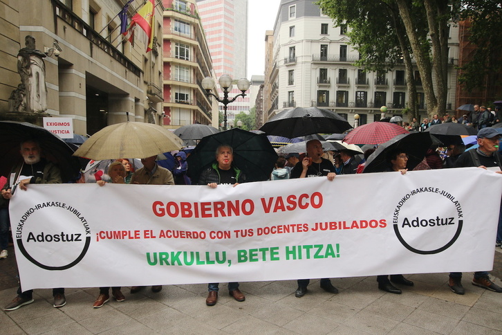 Docentes jubilados concentrados ante Sabin Etxea.