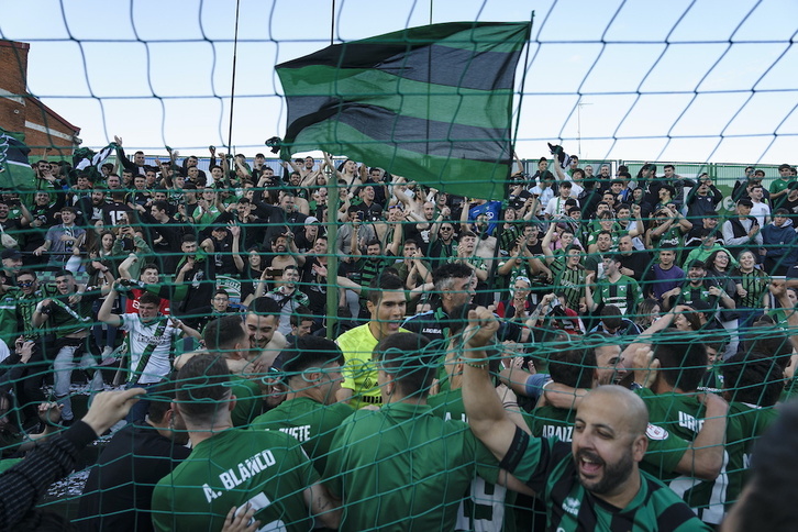 Aficionados del Sestao River celebran con los jugadores el ascenso.