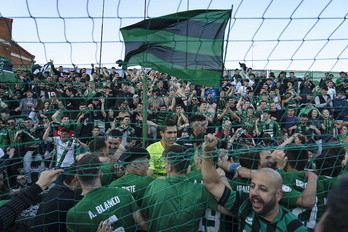 Aficionados del Sestao River celebran con los jugadores el ascenso.
