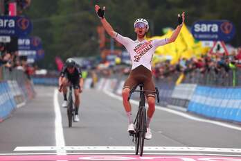Paret-Peintre celebra su triunfo por delante de Leknessund, nuevo líder del Giro.