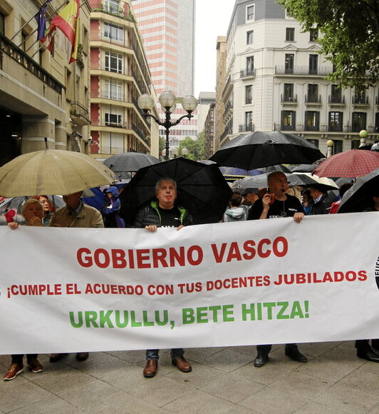 Concentración de docentes jubilados ante Sabin Etxea.