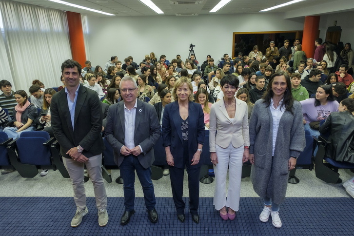 Mikel Lezama (PP), José Ignacio Asensio (PSE), Eider Mendoza (EAJ), Maddalen Iriarte (EH Bildu) eta Miren Echeveste (Elkarrekin Podemos), Donostian egindako eztabaida batean.
