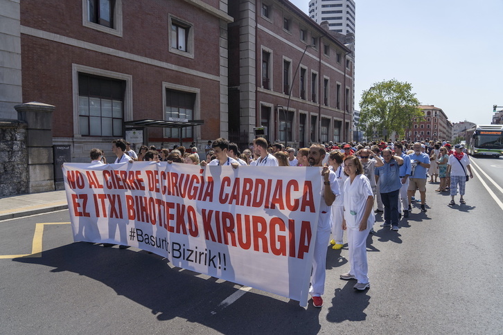 Una de las movilizaciones contra el traslado de Cirugía Cardiaca de Basurto.