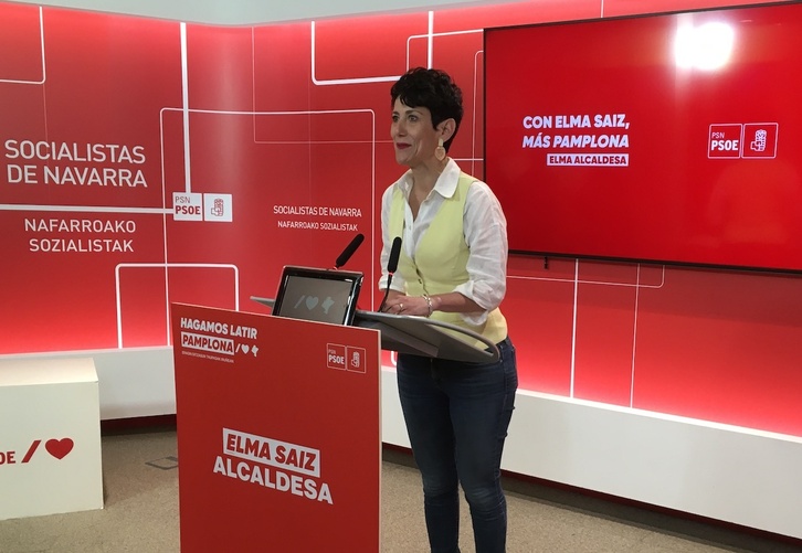 La candidata del PSN al Ayuntamiento de Iruñea, Elma Saiz, en su comparecencia ante los medios.
