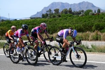 Espainiako Vueltako bigarren etapako ihesaldian, Yurani Blanco Laboral Kutxako txirrindularia aurrean, eta Catalina Soto Campos Bizkaia Durangokoa Blancoren atzean eskuinean. 
