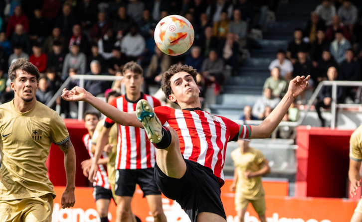 Aimar Vicandi trata de controlar la pelota.