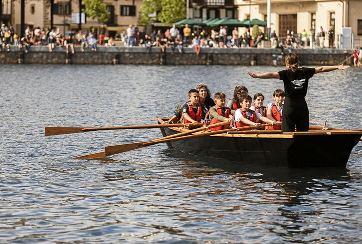 Haurrek egin zuten ala motako ontziaren lehen uretaratzea.
