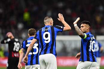 Dzeko y Lautaro Martínez celebran el primer gol del Inter.