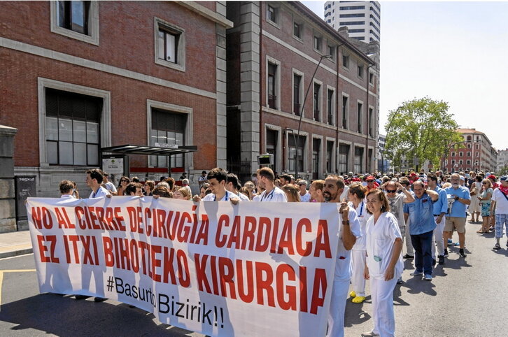 Una de las movilizaciones contra el traslado de Cirugía Cardiaca de Basurto.