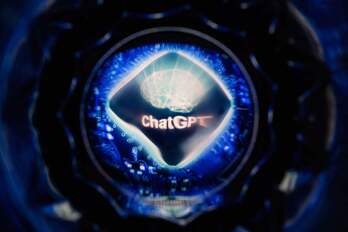 Una pantalla con el logo de ChatGPT en Toulouse.
