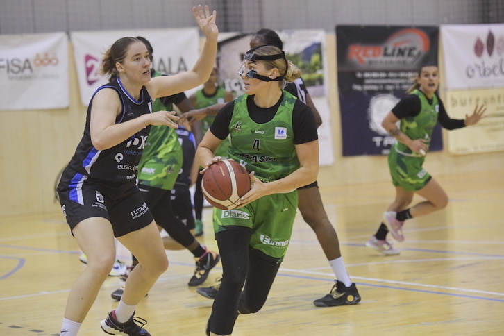 La enmascarada Annika Holopainen, en un derbi frente a IDK Euskotren.