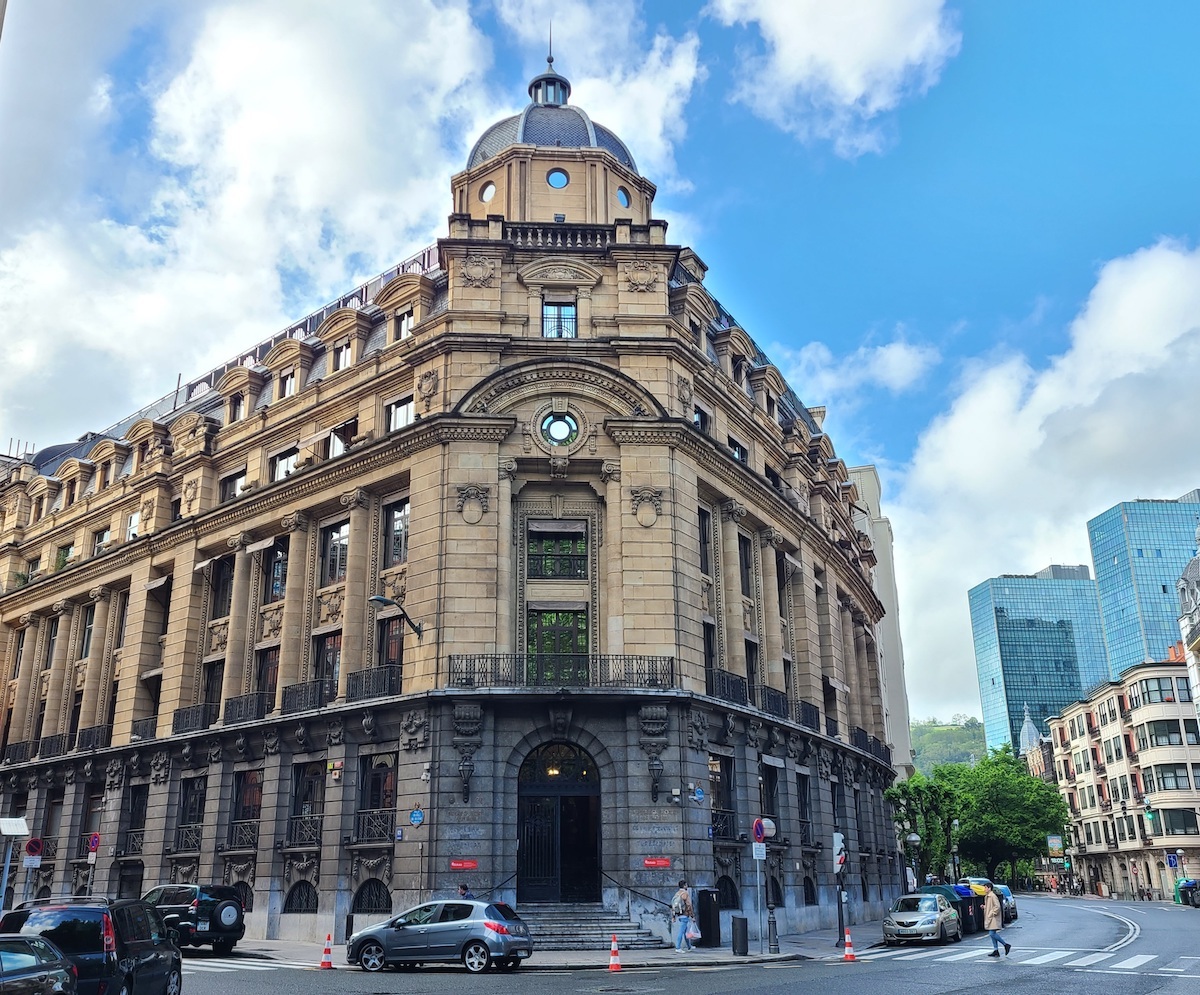 El edificio de la naviera Sota-Aznar fue la sede del Departamento de Justicia y Cultura, liderado por Jesús María Leizaola. (A.R.)