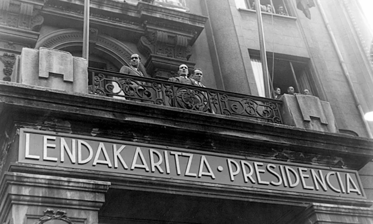 El Lehendakari Agirre en el balcón del Hotel Carlton, usado como sede del Gobierno. (Sabino Arana Fundazioa)