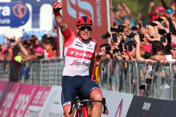 Mads Pedersen ha logrado con autoridad su primera victoria en el Giro.