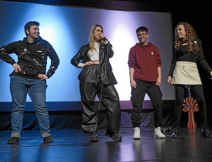 Kai Nakai, mikroa eskutan, Bizipoza elkartearen aurkezpen ekitaldi batean.