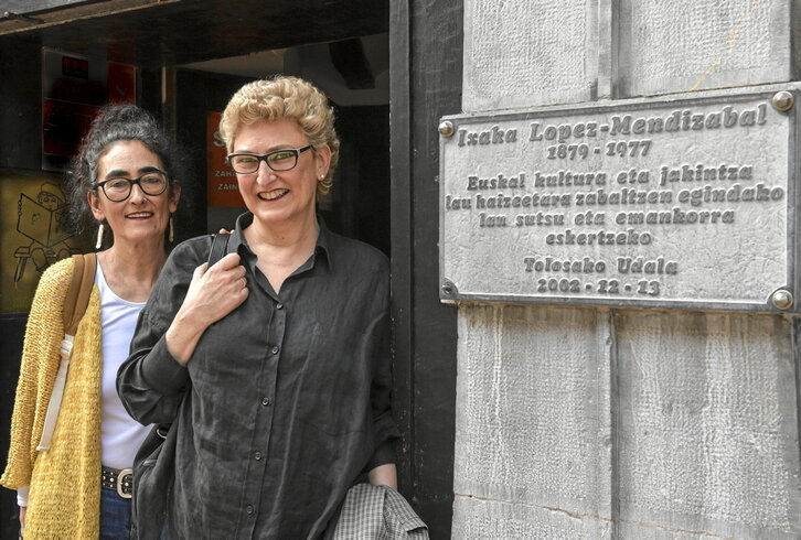 Miren eta Marixel Lopez-Mendizabal, Ixaka aitonaren omenez beraien etxean jarritako plakaren alboan.