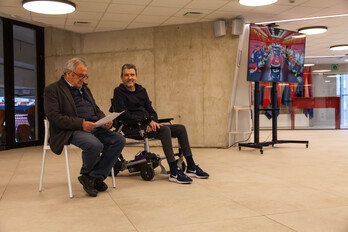 Juan Carlos Unzue, en la presentación del documental, acompañado de Luis Sabalza.