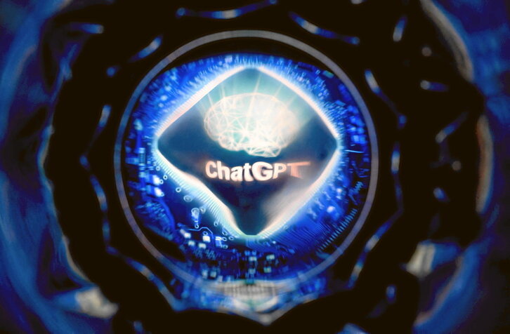 Una pantalla con el logo de ChatGPT en Toulouse.