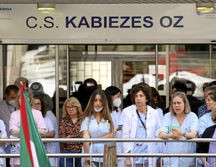 Concentración ante el centro de salud de Kabiezes, en Santurtzi.