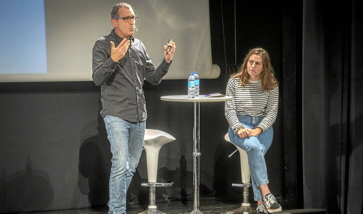 Iñaki Arruti Udaltop Batzordeko kidea eta Eider Gurrutxaga Emuneko teknikaria, beren hitzaldian.