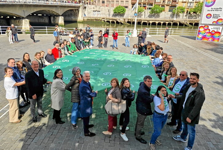 Ikerketa bultzatu dadila eskatuz, bandera erraldoi bat zabaldu zuten atzo Bilbon.