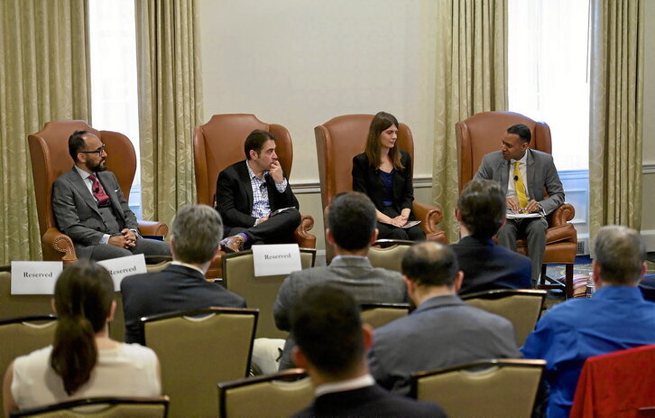 «Gatazka kurdua arintzeko aukerak» lelopean Washingtonen egindako eztabaida bereziko parte hartzaileak.