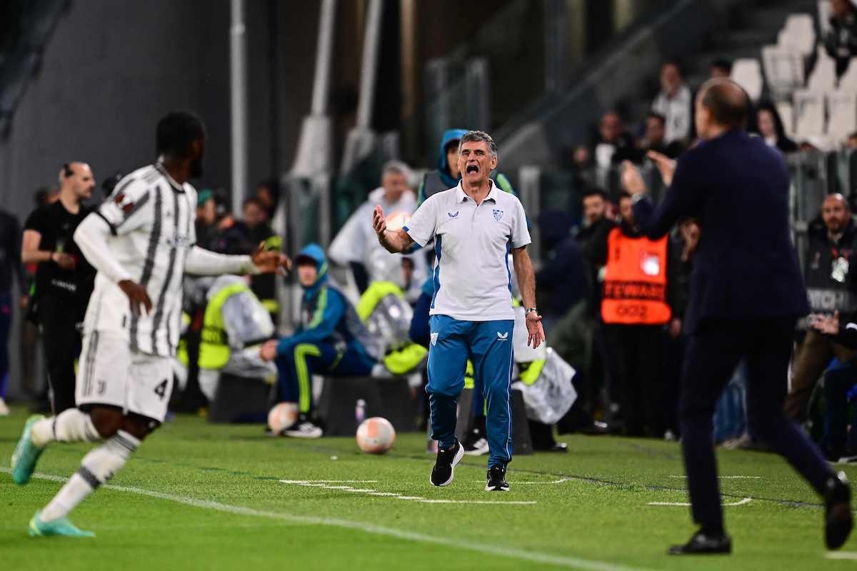 José Luis Mendilibar da instrucciones a sus jugadores ante la Juventus. (Marco BERTORELLO/AFP)