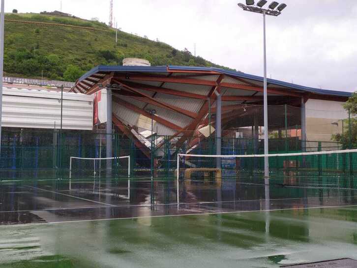 Imagen de la cubierta hundida del polideportivo de San Inazio.