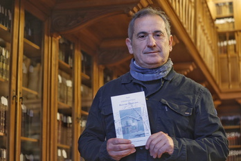 Oskar Gaztelu, olerki bildumaren aurkezpenean.