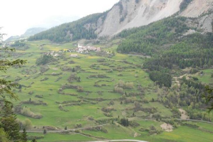 Brienz ebakuatu beharko duten herrixka, mendiaren magalean