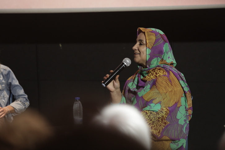 Jadiyetu El Mohtar,  delegada del Frente Polisario en la CAV, durante la reciente presentación en Bilbo del documental «Insumisas», realizado por el Instituto Hegoa. 