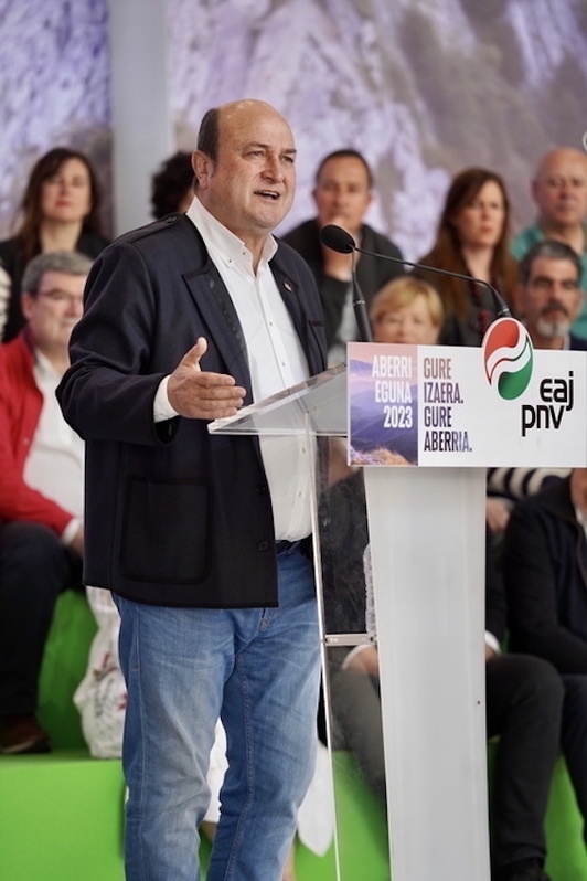 Ortuzar, pasando calor con su kaiku en el Aberri Eguna para trasmitir a los jeltzales que vienen días intensos de «toque de corneta» para seguir liderando instituciones.